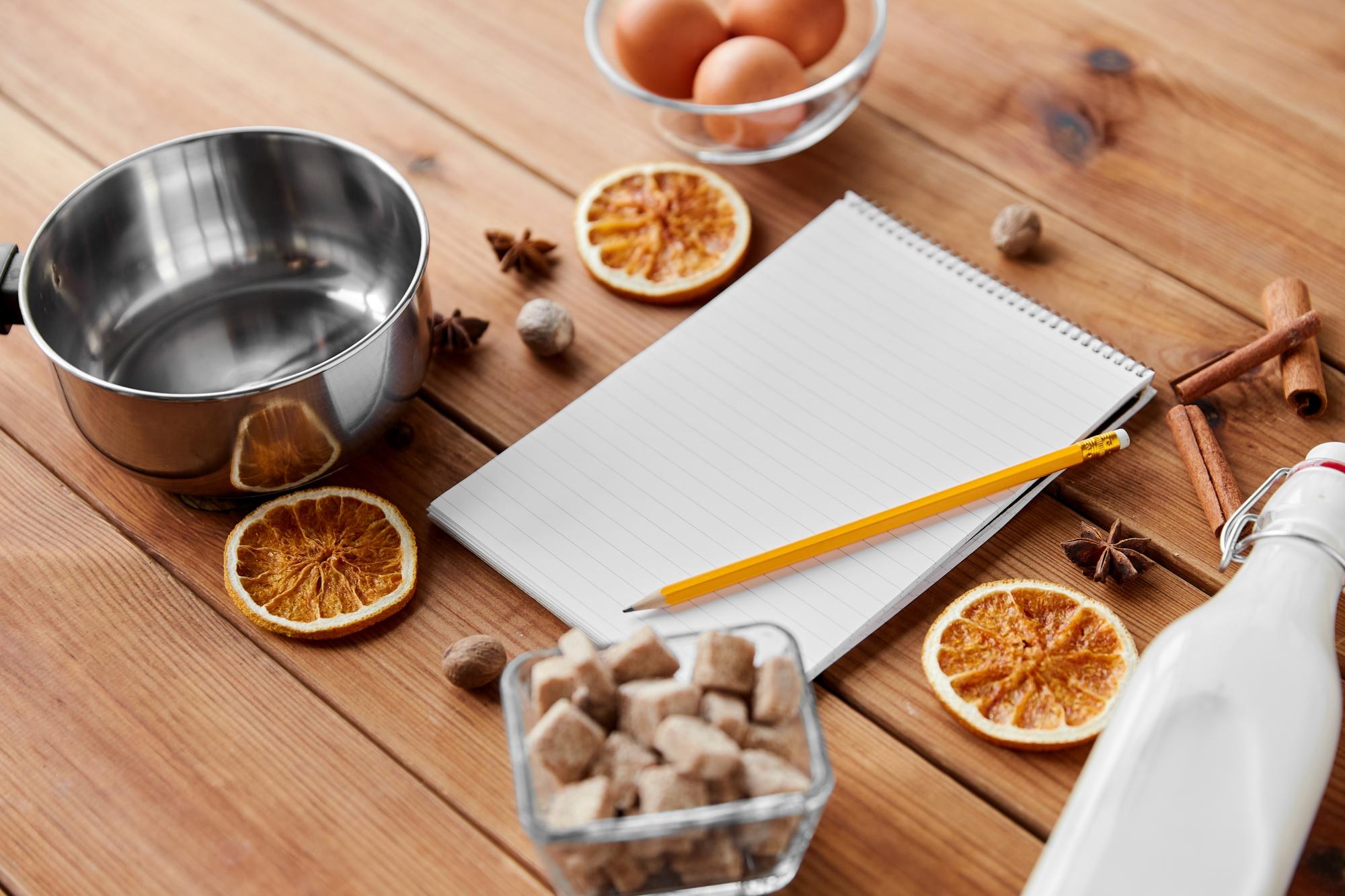 Estación de trabajo con ingredientes y notas