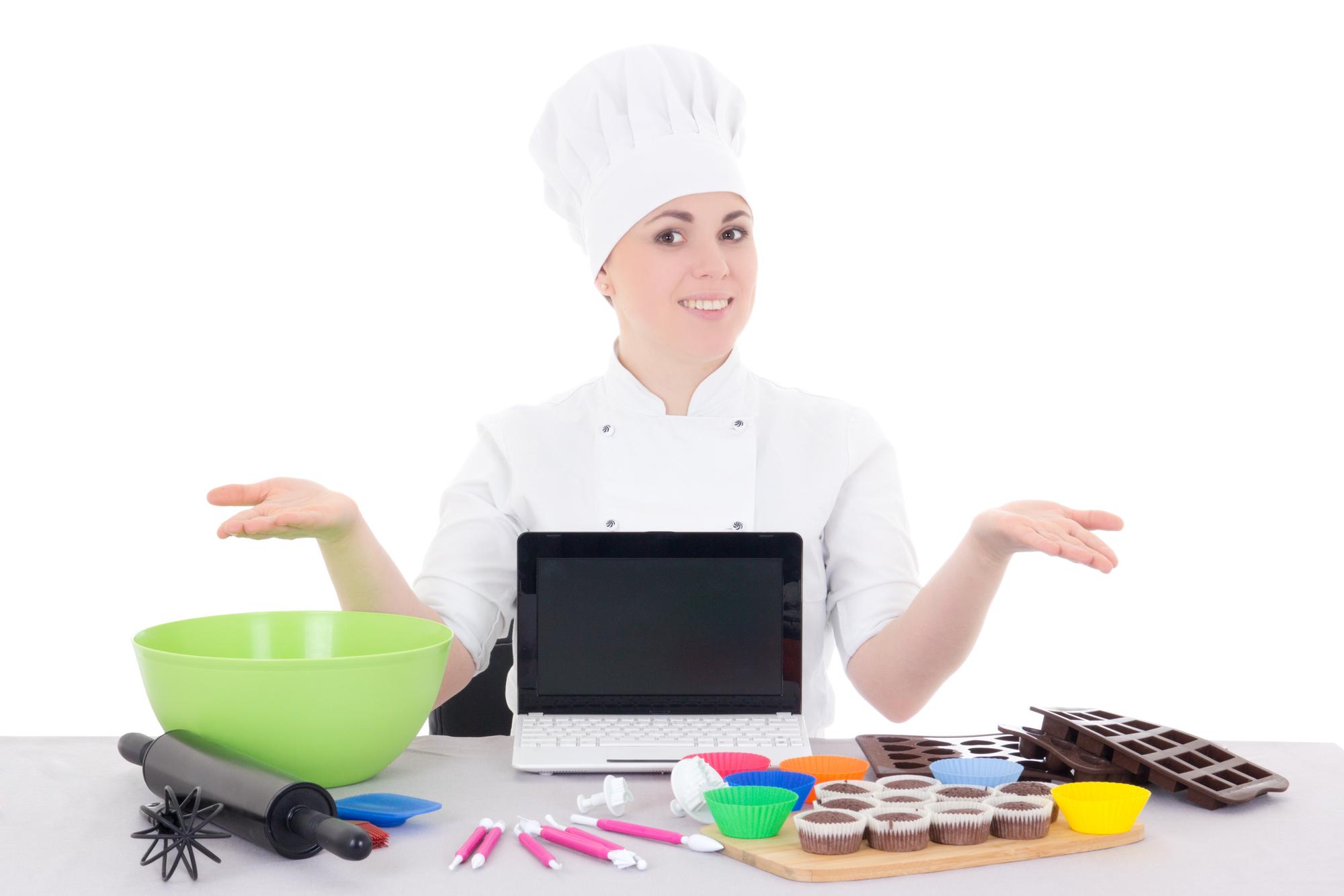 Chef enseñando técnica de corte en una cocina moderna